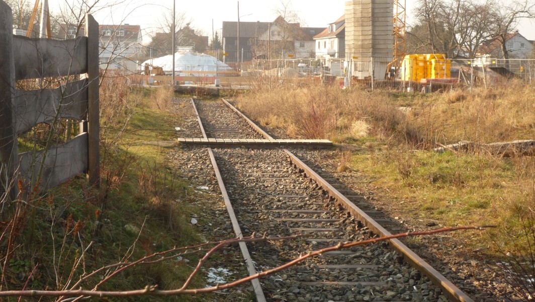Wie man im Hintergrund sehen kann wird die Bahnstrecke nun auch als